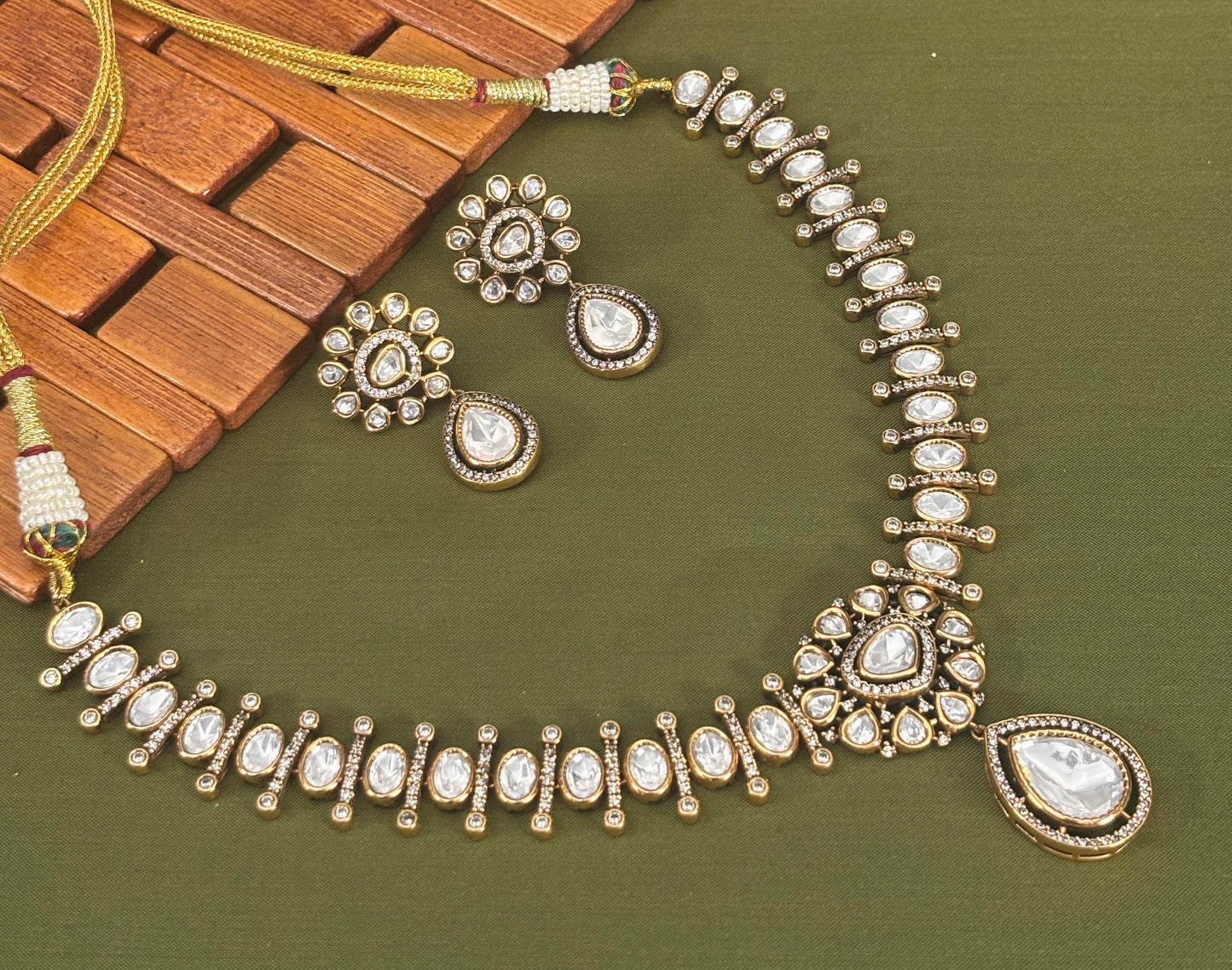 Vedhika Kundan Set