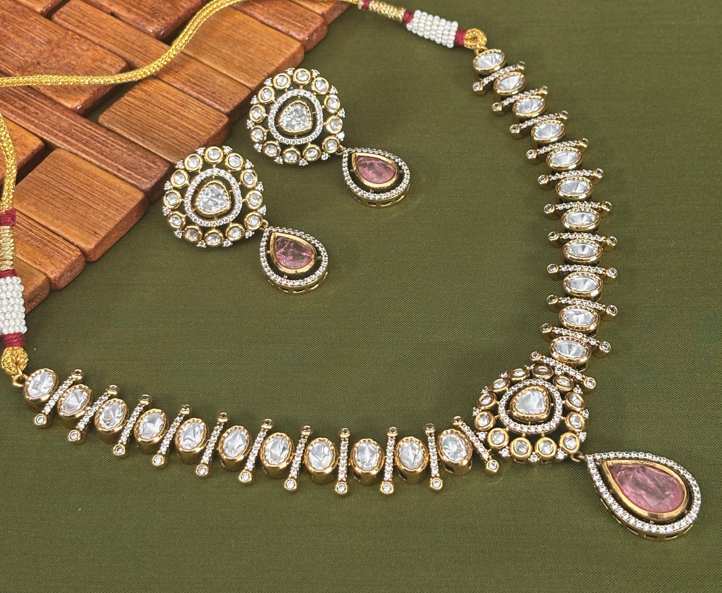 Vedhika Kundan Set