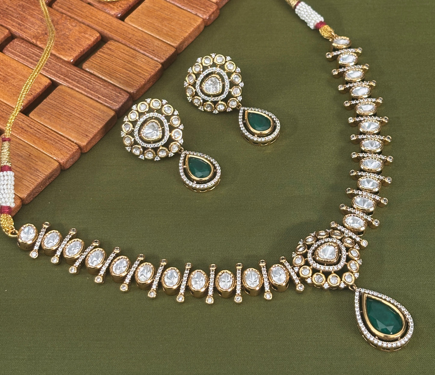 Vedhika Kundan Set